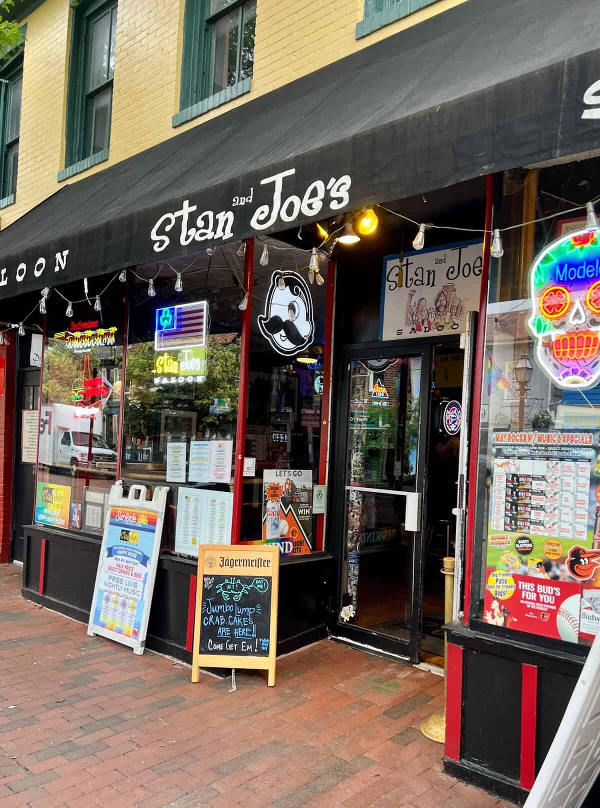 Exterior view of Stan and Joe's a classic bar in Annapolis